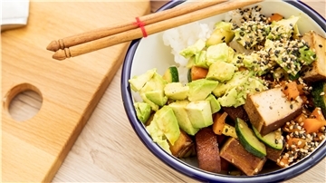 Aus Tofu, Avocado und anderen Zutaten lässt sich eine schmackhafte Bowl zubereiten. Tofu, bestehend aus Soja, wird von Vegetariern gerne als Fleischersatz verwendet.