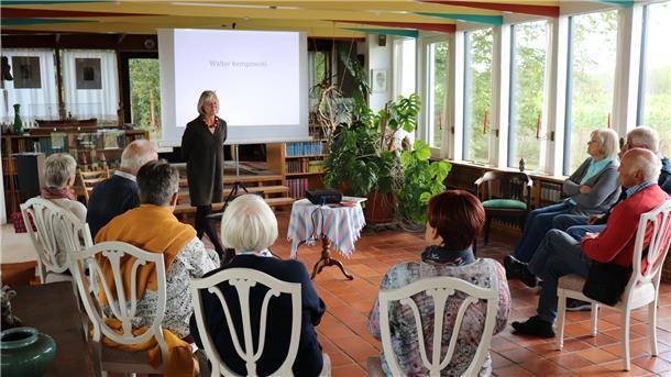 Die Gäste kommen beim Literaturnachmittag im Saal des Hauses zusammen.