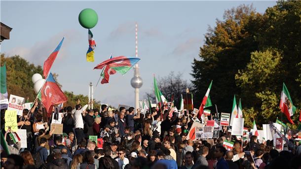 Aus vielen weiteren europäischen Ländern sind Menschen zum Protest nach Berlin angereist.
