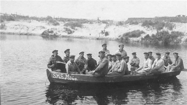 Soldaten sitzen in einem Marinekutter.
