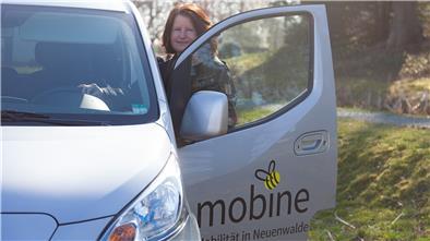 Ausflug nach Bad Bederkesa mit der „Mobine“. Bei dem E-Auto handelt es sich um einen siebensitzigen Van. Seit August 2019 können Mitglieder des Verkehrsvereins Neuenwalde das Carsharing-Modell nutzen.