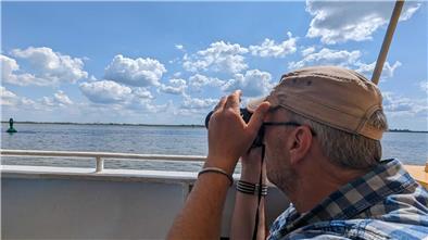 Ausflug von Cuxhaven Richtung Nord-Ostsee-Kanal: Fernglas oder Kamera dürfen nicht fehlen.