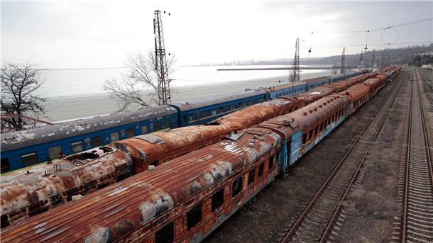 Russland baut neue Bahnstrecke zur Versorgung in Südukraine Ausgebrannte Waggons am Bahnhof in Mariupol. Russland soll an einer neuen Bahnstrecke in die Küstenstadt arbeiten. (Archivbild)