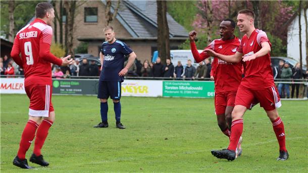 Vier Teams aus der Region Zeven machen die Bezirksliga interessant Ausgelassenen Torjubel der MTSV-Offensive hat es in der Kreisliga häufig gegeben, und nun auch in der Bezirksliga - von links: Fabian Wodke, Yousif Ramadan Musa und Lukas Schotmann.