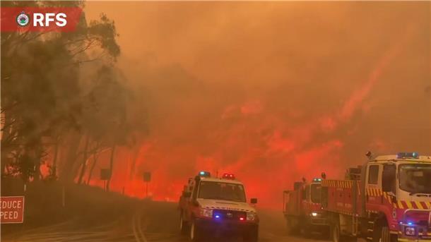 Ausgelöst wurde das Buschfeuer  nordwestlich von Sydney wohl durch einen Blitzschlag.