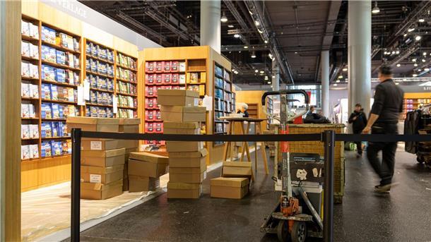 „Bücher sind die Dubai-Schokolade dieses Herbstes“ Ausgerechnet zum Start der Frankfurter Buchmesse sind haben die Verlage Probleme, erfolgreiche Bücher nachzudrucken.