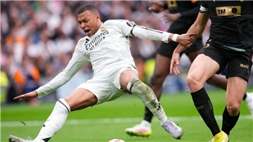 Ausgerutscht: Kylian Mbappé verliert mit Real Madrid gegen Valencia.