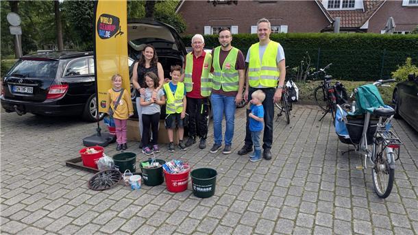 Ausgestattet mit Handschuhen und Müllsäcken reinigte die Gruppe unter anderem die Bereiche um den Mühlenteich, den Kirchpark und der Grundschule.