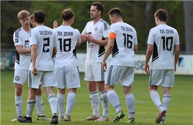 Zeven klopft nach fulminantem 5:1-Heimsieg noch einmal ganz oben an Ausgiebig wird das Tor von Christian Sterz (Nummer 18) zur 1:0-Führung des TuS Zeven gefeiert.