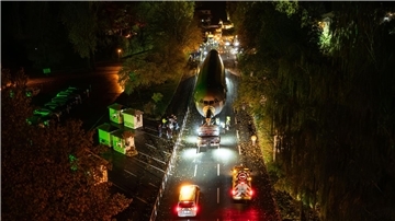 Bilder des Tages Ausrangierter Bundeswehr-Airbus kommt am Serengeti-Park an.