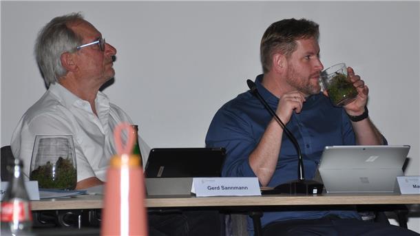 ZukunftMoor Gnarrenburg GmbH will in Barkhausen nachhaltig Torfmoose anbauen Ausschussvorsitzender Gerd Sannmann (links) und Gemeindebürgermeister Marc Breitenfeld schnuppern gewissermaßen an der Zukunft des Moores: Das gleichnamige StartUp stellte Torfmoose zur Anschauung zur Verfügung.