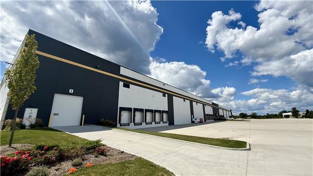 L.I.T. expandiert mit Hightech-Logistik in Huntley, Illinois Außenansicht des neuen Logistikzentrums in Huntley (Illinois) von L.I.T. und PALFINGER, das die Ersatzteilversorgung in Nordamerika stärkt.