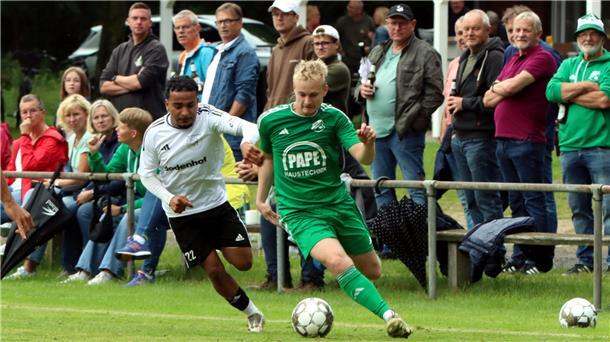 Pokal-K.O. zur Pause klar: Warum SVA trotz 1:5-Pleite recht ansehnlich spielte Außenbahnspieler Lasse Holsten (rechts) sorgte für viel Druck am linken Flügel. An der klaren Niederlage änderte das aber letztlich nichts.