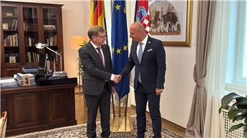 Außenminister Johann Wadephul (CDU) wird von seinem kroatischen Kollegen Gordan Grlic Radman in der Hauptstadt Zagreb zum Antrittsbesuch empfangen.