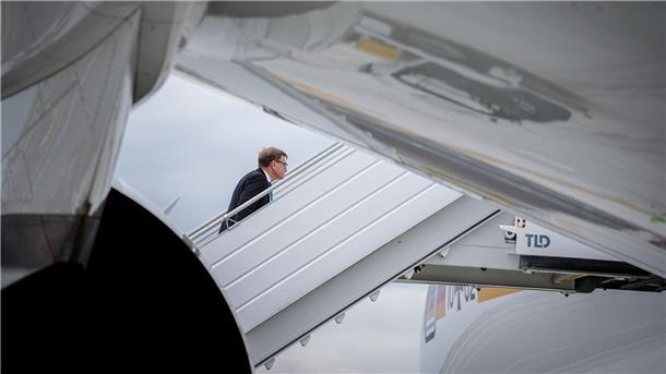 Bilder des Tages Außenminister Johann Wadephul geht nach der Generaldebatte der UN-Vollversammlung in New York auf dem JFK-Flughafen die Gangway zum Airbus A350 der Luftwaffe für den Rückflug nach Berlin hinauf.