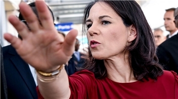 Außenministerin Annalena Baerbock besucht den Senegal. Neben der Zusammenarbeit mit dem westafrikanischen Land geht es am Rande auch um die Auswirkungen des Attentats auf den Präsidentschaftsbewerber Donald Trump in den USA. 