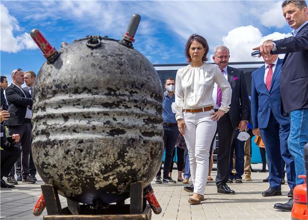 Außenministerin Annalena Baerbock (Grüne) vor einer in der Nordsee geborgenen Wassermine aus dem Ersten Weltkrieg