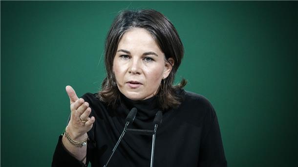 Außenministerin Annalena Baerbock kündigt EU-Sanktionen gegen die iranische Sittenpolizei an.