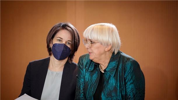 Außenministerin Annalena Baerbock (l) und Kulturstaatsministerin Claudia Roth reisen nach Nigeria.