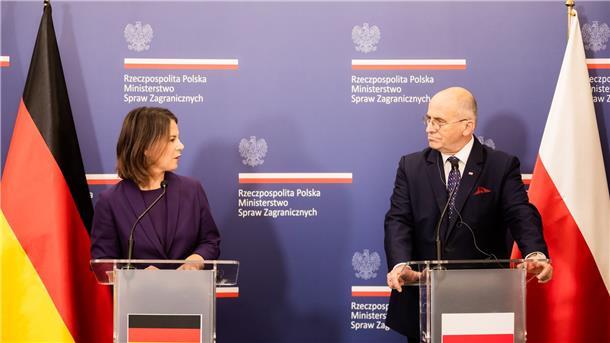 Baerbock erteilt Polens Reparationsforderungen klare Absage Außenministerin Annalena Baerbock mit ihrem polnischen Amtskollegen Zbigniew Rau in Warschau.