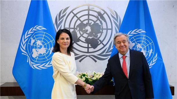 Zwei Jahre Ukraine-Krieg: Scharfe Russland-Kritik in UN Außenministerin Annalena Baerbock und UN-Generalsekretär António Guterres treffen sich zu einem Gespräch im UN-Hauptquartier.