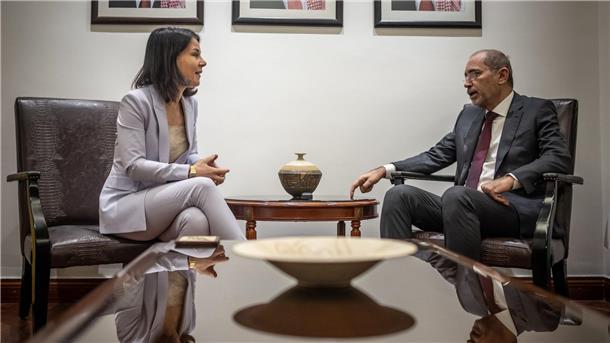 Außenministerin Annalena Baerbock unterhält sich mit dem jordanischen Außenminister Aiman al-Safadi.