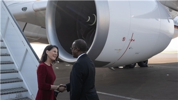 Außenministerin Annalena Baerbock wird auf dem Flughafen von Kigali von ihrem Amtskollegen Vincent Biruta empfangen.