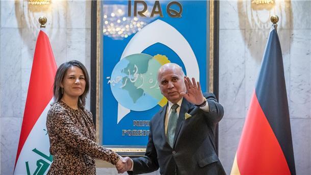 Kampf gegen IS: Deutschland und USA sichern Irak Hilfe zu Außenministerin Annalena Baerbock wird von ihrem irakischen Amtskollegen Fuad Hussein begrüßt.