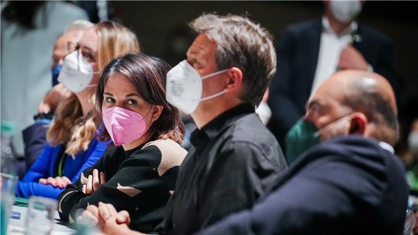 Grüne unterstützen Einsatzreserve für Atomkraftwerke Außenministerin Annalena Baerbock, Wirtschaftsminister Robert Habeck und Omid Nouripour, Bundesvorsitzender von Bündnis 90/Die Grünen, beim Grünen-Bundesparteitag.