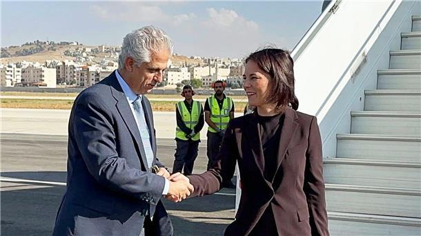 Baerbock: 50 Millionen Euro humanitäre Soforthilfe für Gaza Außenministerin Baerbock bei ihrer Ankunft am Flughafen der jordanischen Hauptstadt Amman.