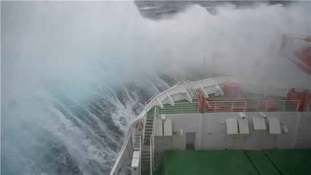 Arktis-Expedition endet: „Polarstern“ kommt Samstag in Bremerhaven an Aussicht von der Polarstern auf See bei stürmischem Wetter