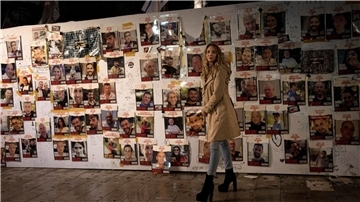 Ausstellung mit Postern von Menschen, die am 7. Oktober 2023 von der Hamas als Geiseln genommen wurden in Tel Aviv.