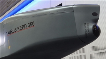 Ausstellungsstück eines Taurus KEPD 350 Marschflugkörpers im Showroom des Rüstungsunternehmens MBDA.