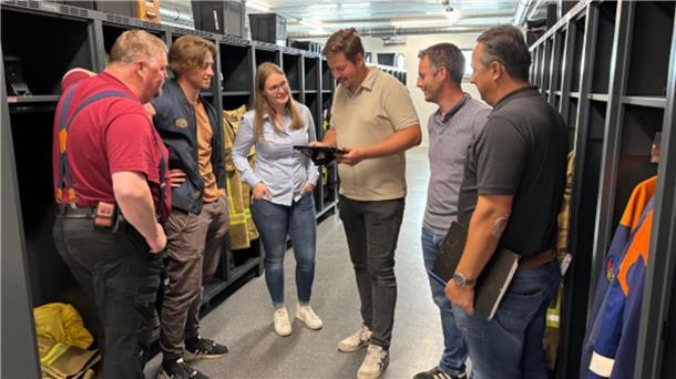 Austausch bei der wöchentlichen Baubesprechung (vonlinks): Loxstedts Ortsbrandmeister Michael Wilcks, Rouven Mikulska (NPC Architekten Bremen), Chiara Ritter (stellvertretende Bauamtsleiterin), Jan Wohltmann (NPC Architekten Bremen), Torben Schwiers (Planungsbüro I. & P.) und Sascha Balke (Elektro Schöpf).