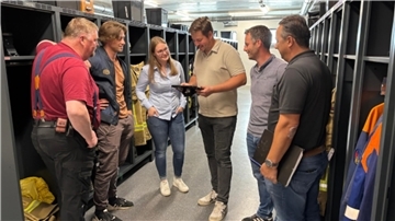 Austausch bei der wöchentlichen Baubesprechung (vonlinks): Loxstedts Ortsbrandmeister Michael Wilcks, Rouven Mikulska (NPC Architekten Bremen), Chiara Ritter (stellvertretende Bauamtsleiterin), Jan Wohltmann (NPC Architekten Bremen), Torben Schwiers (Planungsbüro I. & P.) und Sascha Balke (Elektro Schöpf).