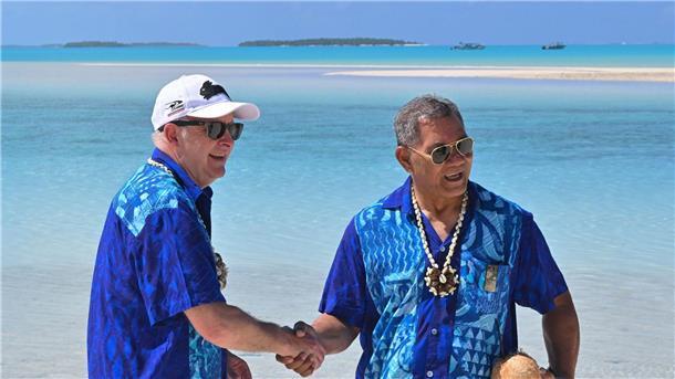 Vom Klimawandel vertrieben: Australien nimmt Tuvaluer auf Australiens Premier Anthony Albanese (l.) und Kausea Natano, Premierminister von Tuvalu, beim Pazifik-Insel-Forum in Aitutaki.