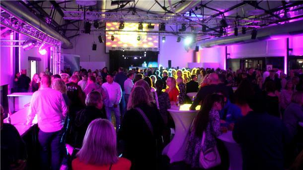 Eine Party mit vielen Menschen. 