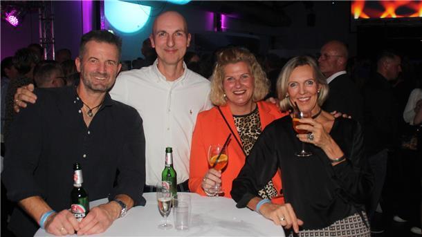 Eine Party mit vielen Menschen. 