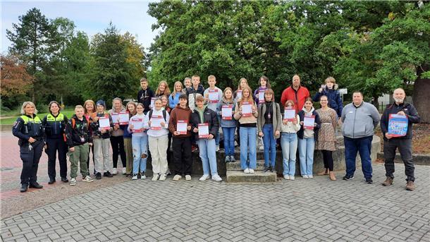 Ausweisübergabe an die neuen Schulbusbegleiter:innen mit (v.l.n.r.): Catharina Appelhagen und Martina Peters (Polizei Elsfleth), Silvia Warns (Schulleitung Gymnasium), Robert Ringwelski (Schulleitung IGS), André Gieschen (AllerBus), Mandy Henkel (Gymnasium), Sebastian Jacobs (VBW) und Martin Haff (IGS).
