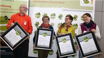Auszeichnung für vier Nordpfade in Stuttgart: (von links) Udo Fischer (TouROW), Liane Jordan (DWV), Petra Welz (TouROW) und Ute Dicks (DWV).
