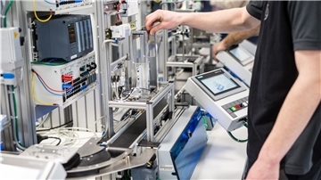 Auszubildende arbeiten in einem Labor an einem Modell. Das Labor wurde installiert, um die Digitalisierung in der Ausbildung voranzubringen und Arbeitsschritte schneller und besser zu lernen.