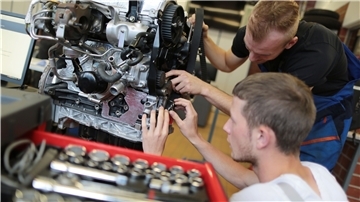 Auszubildende zum KFZ-Mechatroniker arbeiten an einem Motor. Nicht nur die Ausbildung wird sich durch das Aus für Verbrennungsmotoren grundlegend ändern.