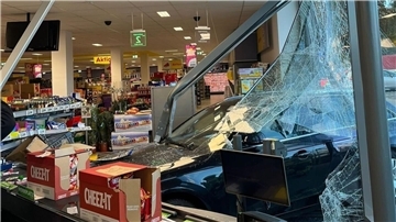 Auto kracht durch Supermarkt-Scheibe – Mitarbeiterin verletzt Auto kracht durch Schaufenster: Eine Mitarbeiterin wurde leicht verletzt, als ein Fahrzeug in ein Geschäft fuhr. Die Feuerwehr befreite den Wagen mit einer Winde.