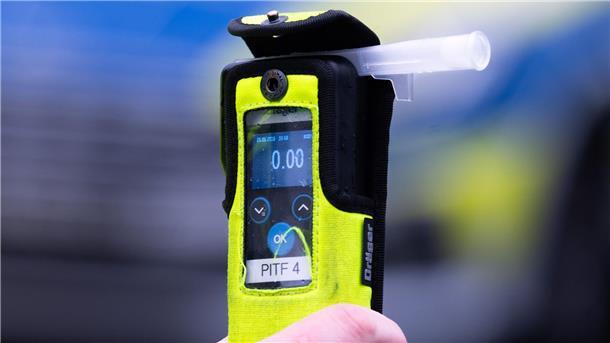 Autobahnpolizisten stoppten am Sonntag auf der A1 bei Sittensen einen VW-Fahrer mit 1,7 Promille und einen Renault-Fahrer mit 1,61 Promille.