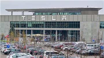 Autobauer Tesla will auf einer angrenzenden Fläche von rund 170 Hektar einen Güterbahnhof, Lagerhallen und eine Betriebs-Kita errichten.