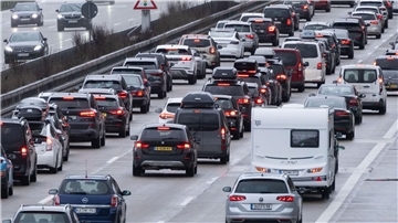Autofahrer brauchen viel Geduld am Wochenende - auch die Innenstädte können sehr voll werden. (Archivbild)