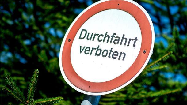 Autofahrer dürfen ein Stück der Landesstraße 156 nicht befahren - ignorieren jedoch die Sperrung. (Symbolbild)