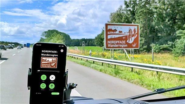 Autofahrer erhalten auf der A 1 Informationen zur Nordpfade-Wanderregion.