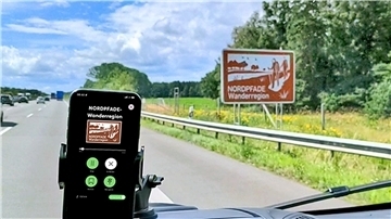 Autofahrer erhalten auf der A 1 Informationen zur Nordpfade-Wanderregion.