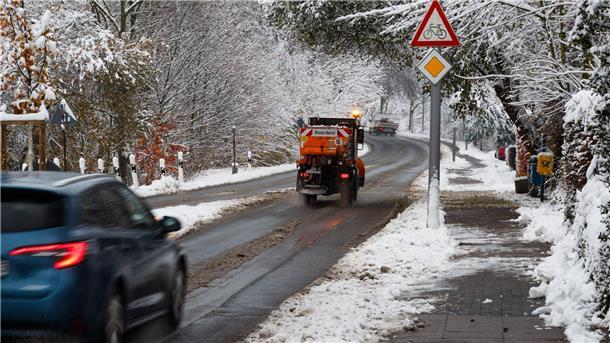 Winteranfang: Glätte und Kälte zum Start in den Dezember Autofahrer müssen weiterhin mit glatten Straßen rechnen.